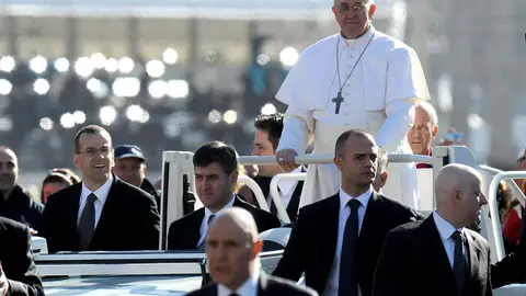 El papa Francisco llega a la plaza de San Pedro. El papa Francisco llega a la plaza de San Pedro.