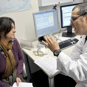 Un doctor en una consulta médica con una paciente Un doctor en una consulta médica con una paciente