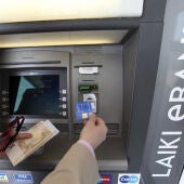 Un hombre saca dinero de un cajero automático en Nicosia