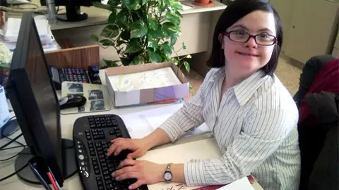 Trabajadora síndrome de Down Trabajadora síndrome de Down