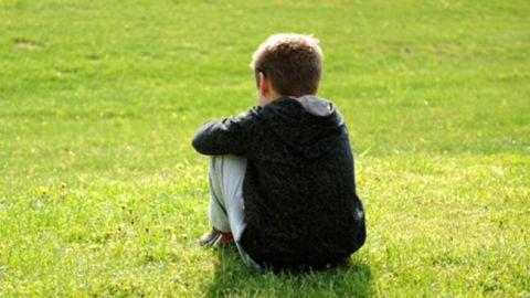 Un ni&ntilde;o de espaldas