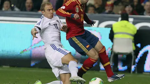 Jordi Alba trata de marcharse de Kari Arkivuo Jordi Alba trata de marcharse de Kari Arkivuo