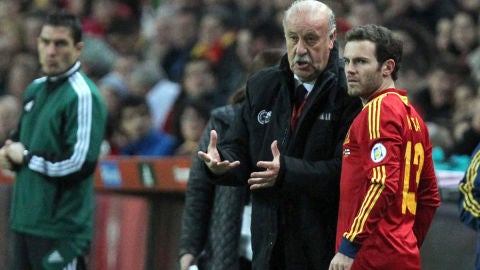 Vicente del Bosque da instrucciones a Juan Mata