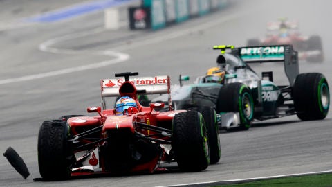 Alonso sale fuera de carrera en el circuito de Sepang