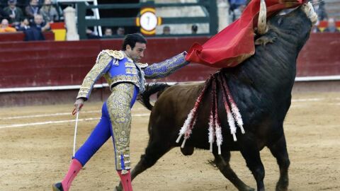 Enrique Ponce durante la faena a su segundo toro en el duod&eacute;cimo y &uacute;ltimo festejo de la Feria de Fallas 