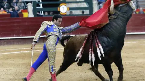 Enrique Ponce durante la faena a su segundo toro en el duodécimo y último festejo de la Feria de Fallas Enrique Ponce durante la faena a su segundo toro en el duodécimo y último festejo de la Feria de Fallas