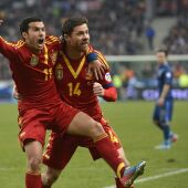Pedro celebra con Xabi Alonso su gol ante Francia