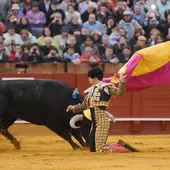 El Juli recibe a un toro en portagayola. El Juli recibe a un toro en portagayola.
