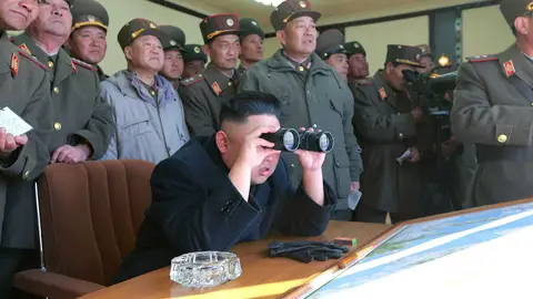 Kim Jong-un examina unas maniobras en Corea del Norte. Kim Jong-un examina unas maniobras en Corea del Norte.