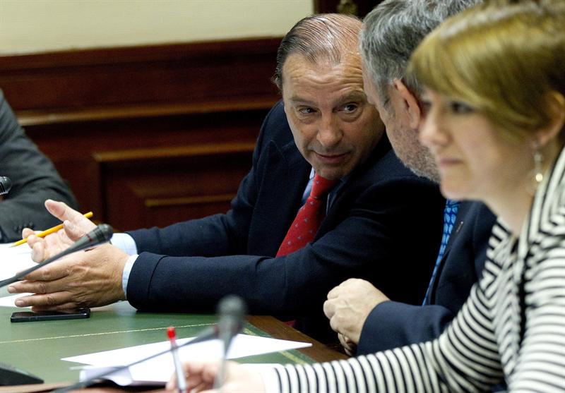 Vicente Martínez Pujalte: 'Creo que el Gobierno no va a subir ni el IVA ni el IRPF' Vicente Martínez Pujalte: 'Creo que el Gobierno no va a subir ni el IVA ni el IRPF'