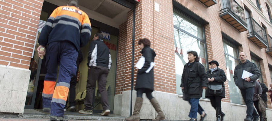 Cola ante una oficina de Empleo (Archivo) Cola ante una oficina de Empleo (Archivo)