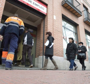 Cola ante una oficina de Empleo de Alcalá de Henares Cola ante una oficina de Empleo de Alcalá de Henares