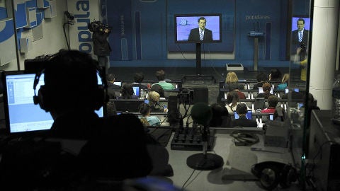 Los medios siguen la comparecencia en pantalla