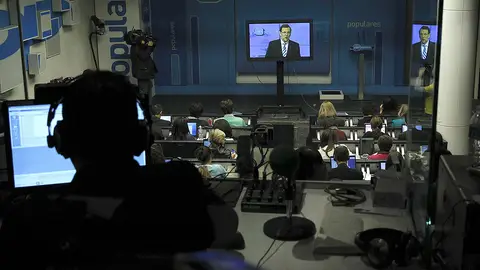 Los medios siguen la comparecencia en pantalla Los medios siguen la comparecencia en pantalla