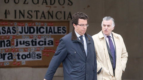 Luis B&aacute;rcenas con su abogado