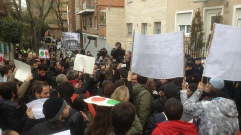 'Escrache' de activistas del PAH ante la vivienda de Soraya S&aacute;enz de Santamar&iacute;a