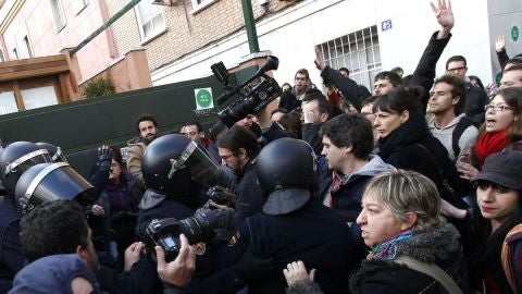 Afectados por hipotecas hacen un 'escrache' en la casa de Soraya S&aacute;enz de Santamar&iacute;a