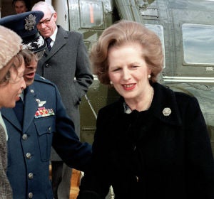 Margaret Thatcher junto a un helicóptero Margaret Thatcher junto a un helicóptero