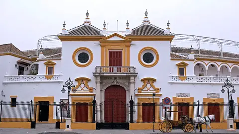 La Plaza de Toros de la Real Maestranza de Caballería de Sevilla La Plaza de Toros de la Real Maestranza de Caballería de Sevilla
