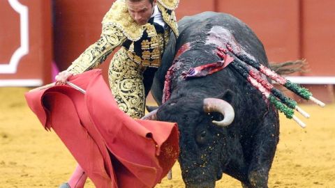 El diestro Antonio Ferrera, da un pase con la muleta a su primer toro