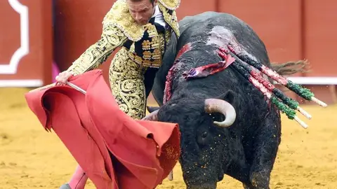 El diestro Antonio Ferrera, da un pase con la muleta a su primer toro El diestro Antonio Ferrera, da un pase con la muleta a su primer toro