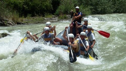 Un grupo de j&oacute;venes practica rafting