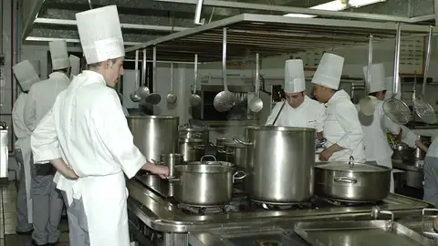 Alumnos de cocina de la Escuela de Hostelería en una de las clases prácticas Alumnos de cocina de la Escuela de Hostelería en una de las clases prácticas