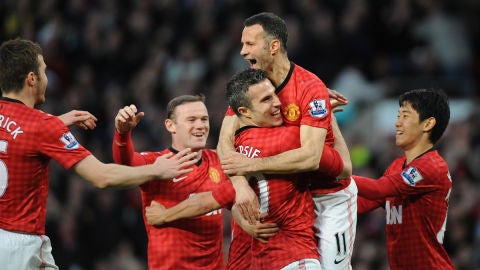 Van Persie celebra uno de sus goles ante el Aston Villa