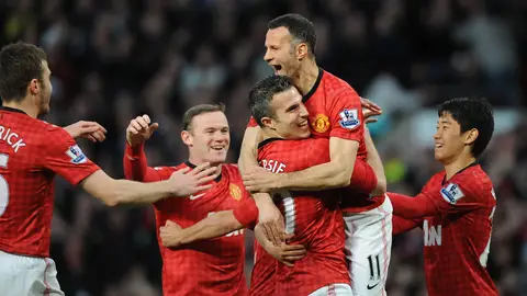 Van Persie celebra uno de sus goles ante el Aston Villa Van Persie celebra uno de sus goles ante el Aston Villa