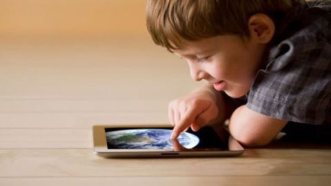 Un ni&ntilde;o con un dispositivo m&oacute;vil