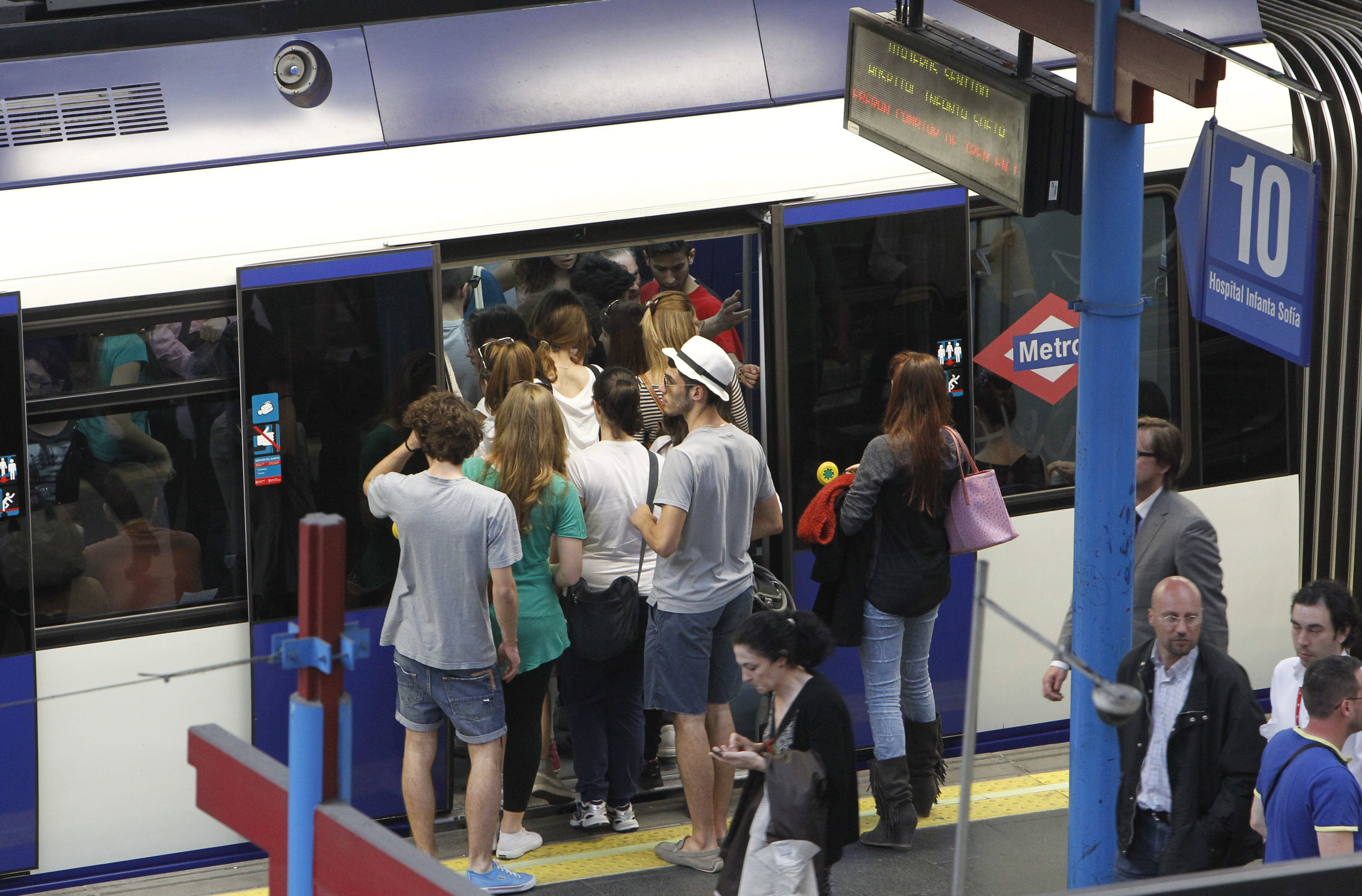 Micrófono de calle: ¿Qué opinan los madrileños sobre la presencia de perros en el metro? Micrófono de calle: ¿Qué opinan los madrileños sobre la presencia de perros en el metro?