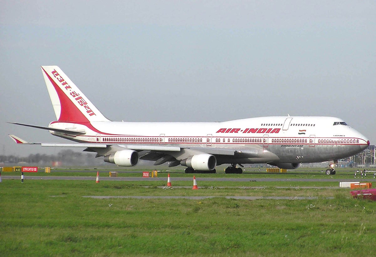 Un avión con 191 pasajeros se estrella en Calcuta Un avión con 191 pasajeros se estrella en Calcuta