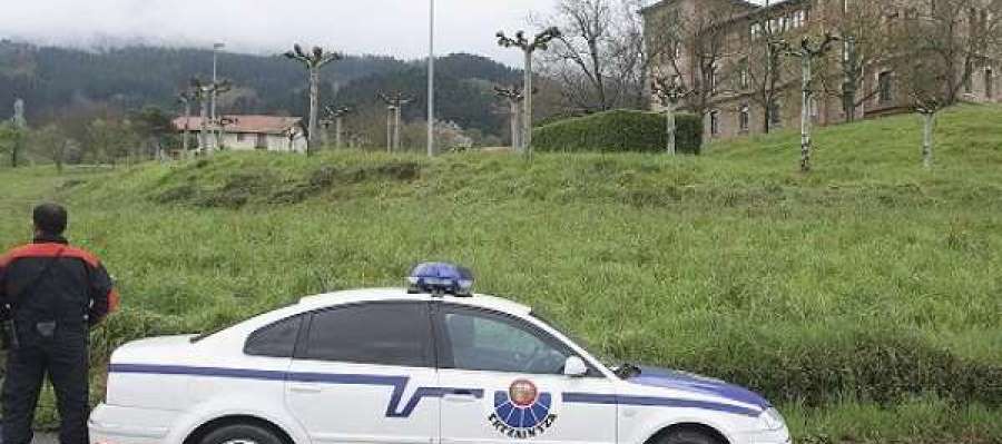 Un coche de la Ertzaintza Un coche de la Ertzaintza