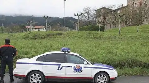 Un coche de la Ertzaintza Un coche de la Ertzaintza