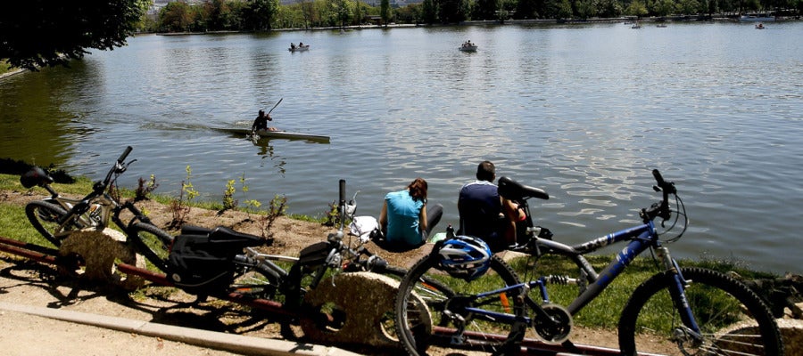 Varias personas descansan junto al lago de la Casa de Campo Varias personas descansan junto al lago de la Casa de Campo