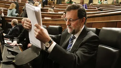 Rajoy ordena sus papeles en el pleno del Congreso Rajoy ordena sus papeles en el pleno del Congreso