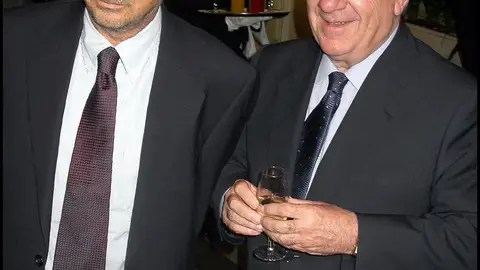 Alfredo Landa en la entrega del Premio Pluma de Plata al director de cine José Luis Garci. Alfredo Landa en la entrega del Premio Pluma de Plata al director de cine José Luis Garci.