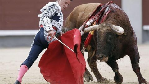 El diestro Diego Urdiales da un pase a su primer astado.