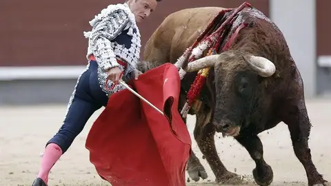 El diestro Diego Urdiales da un pase a su primer astado. El diestro Diego Urdiales da un pase a su primer astado.