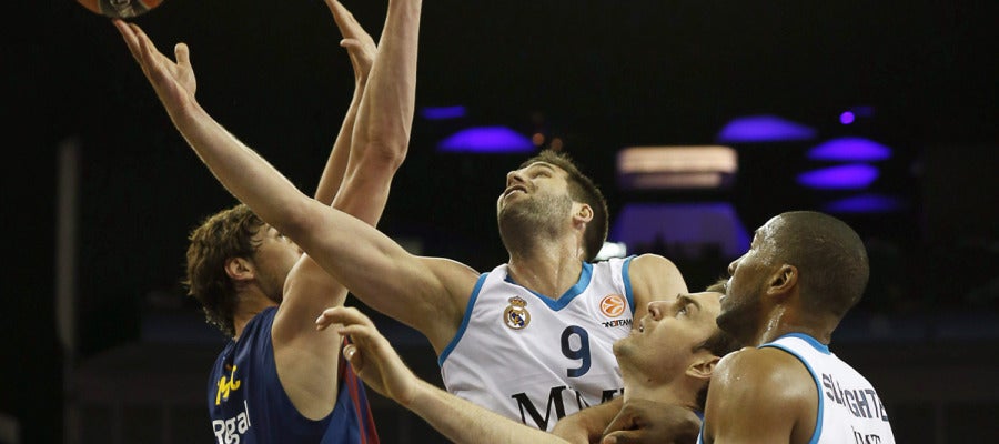 Reyes penetra a canasta ante la defensa del Barcelona Reyes penetra a canasta ante la defensa del Barcelona