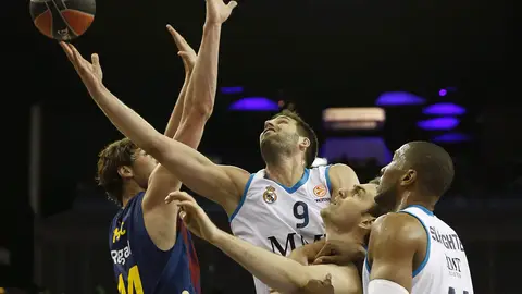 Reyes penetra a canasta ante la defensa del Barcelona Reyes penetra a canasta ante la defensa del Barcelona