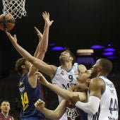 Reyes penetra a canasta ante la defensa del Barcelona