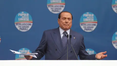 Silvio Berlusconi en un mitin Silvio Berlusconi en un mitin