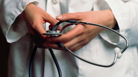 Médica con el material para oscultar Médica con el material para oscultar