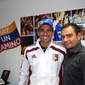 Henrique Capriles, el líder de la oposición de Venezuela, junto al corresponsal de Onda Cero Ángel Sastre