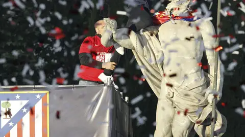 Gabi pone la bufanda a Neptuno Gabi pone la bufanda a Neptuno