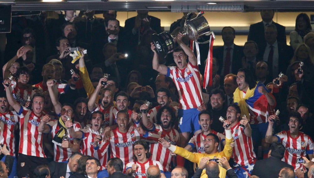 El Atlético levanta la Copa en la última edición del torneo