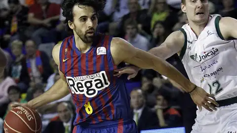 Victor Sada bota la pelota ante el escolta esloveno Zoran Dragic Victor Sada bota la pelota ante el escolta esloveno Zoran Dragic