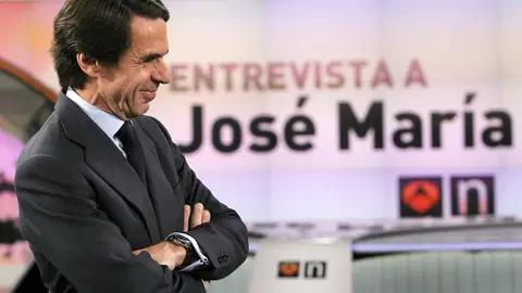 Aznar sonríe en el plató de informativos de Antena 3 Aznar sonríe en el plató de informativos de Antena 3