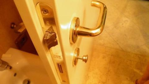 Puerta de un ba&ntilde;o con el pestillo roto